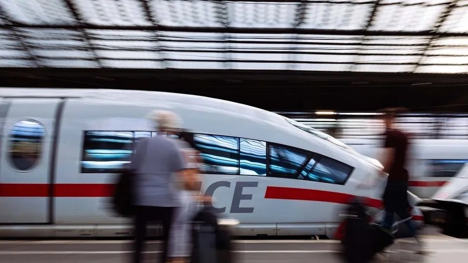 استياء في ألمانيا بعد إلغاء الحجز العائلي في "دويتشه بان".. تقرير أوروبي يكشف تراجع ترتيب الشركة