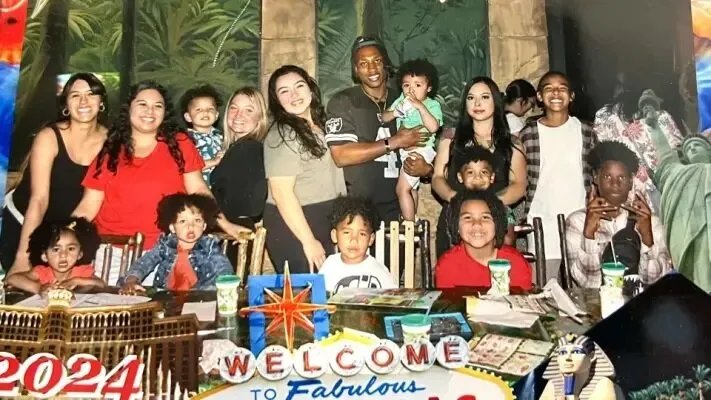 جدل في أمريكا: فنان يعيش مع 5 زوجات و11 طفلاً ويخطط للزواج السادس!