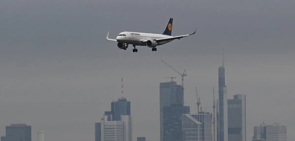 تهديد بقنبلة يجبر طائرة لوفتهانزا على العودة إلى فرانكفورت