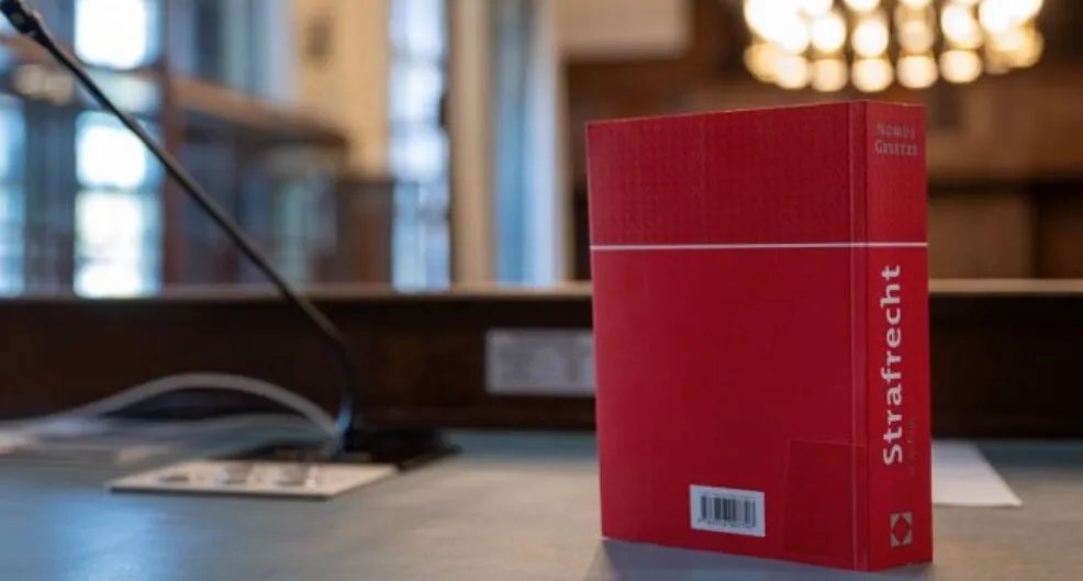 برلين: محاكمة رجل بتهمة محاولة قتل بدافع عنصري وإشعال حريق في شقة جاره