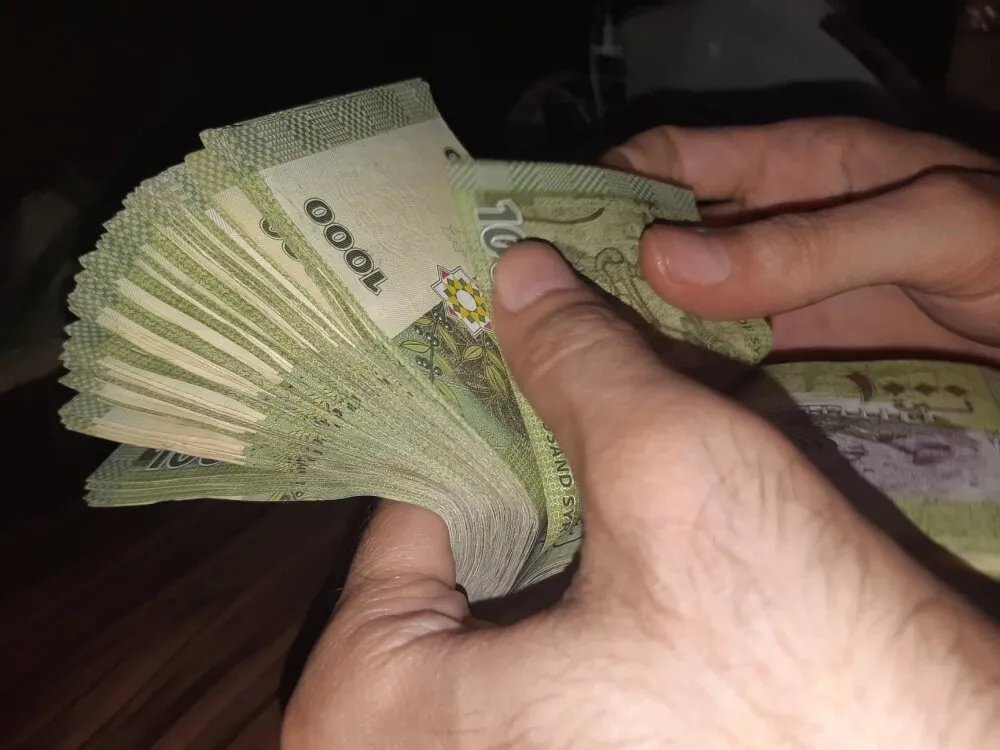الليرة السورية تواصل التحسن: انخفاض جديد في سعر الدولار في السوق السوداء