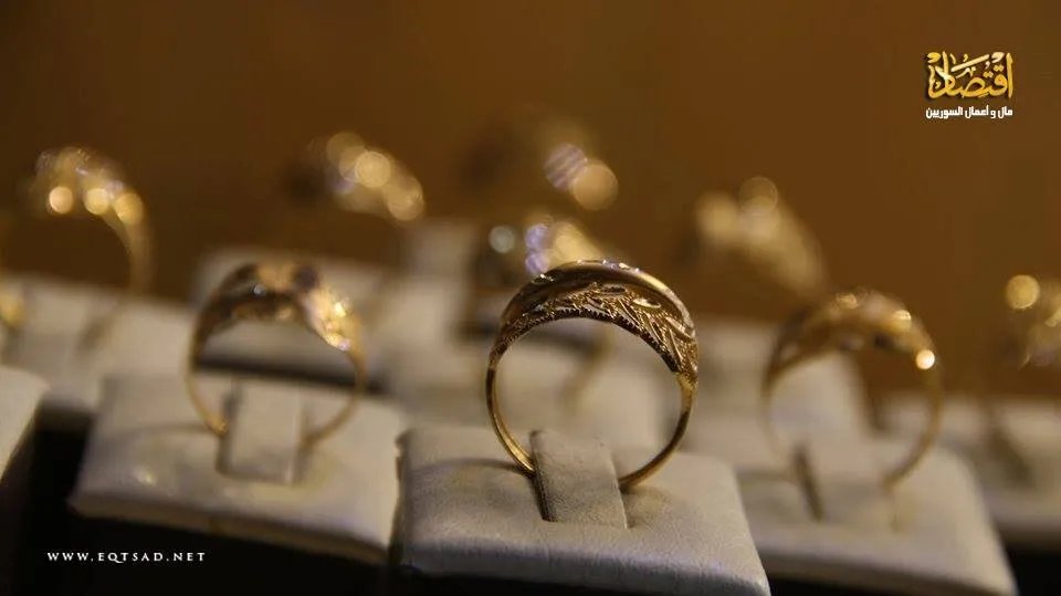 عكس التيار العالمي: انخفاض مفاجئ في أسعار الذهب بسوريا رغم التوترات الإقليمية
