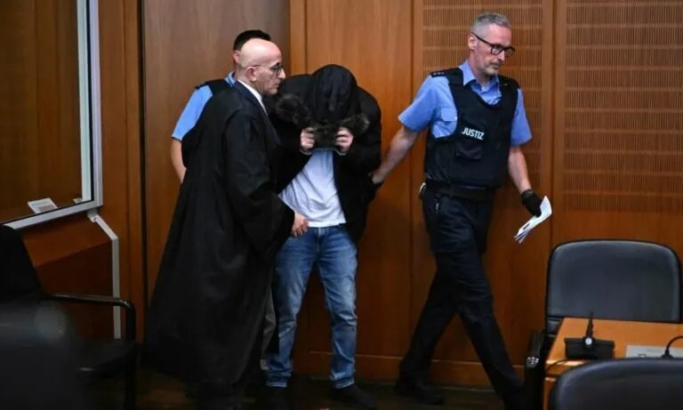 ألمانيا تسجن طبيبًا سوريًا مدى الحياة بتهمة تعذيب وقتل معتقلين خلال الثورة