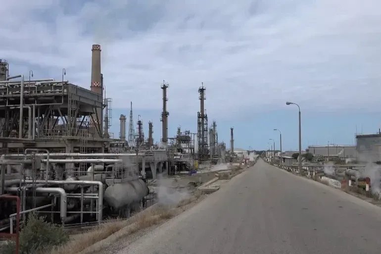 سوريا تستأنف تصدير النفط: أول شحنة نفتا تنطلق من مصب بانياس بعد توقف دام سنوات