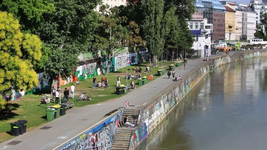 مأساة في فيينا: النمسا تسحب طفلين سوريين من عائلتهما بعد حادث غرق مروع