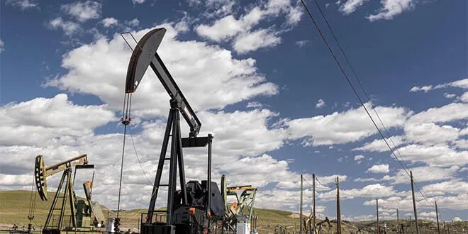 تصاعد التوترات في الشرق الأوسط يقفز بأسعار النفط: برنت يتجاوز 74 دولاراً