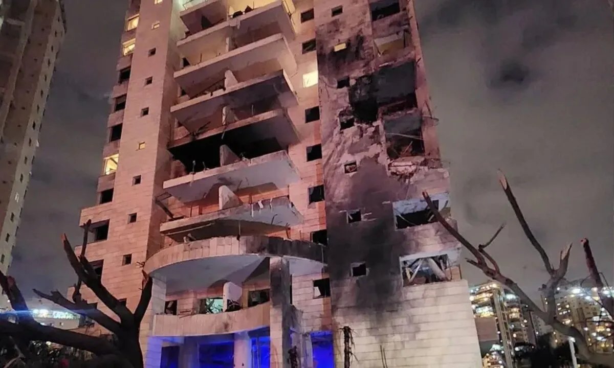 تصعيد خطير: إيران تطلق صواريخ "أشد قوة" على إسرائيل وتعلن استعدادها لحرب طويلة