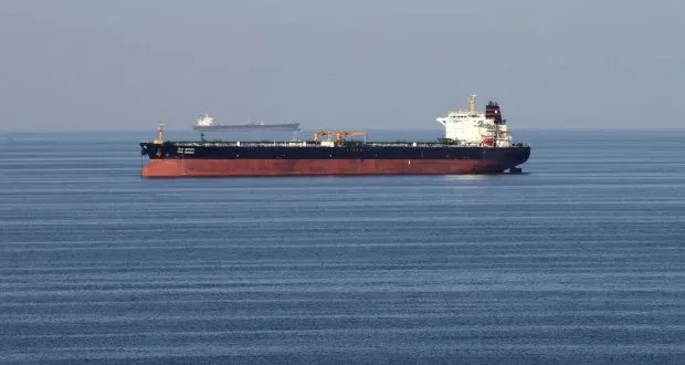 الإمارات تنقذ طاقم ناقلة نفط بعد تصادم سفينتين في بحر عمان