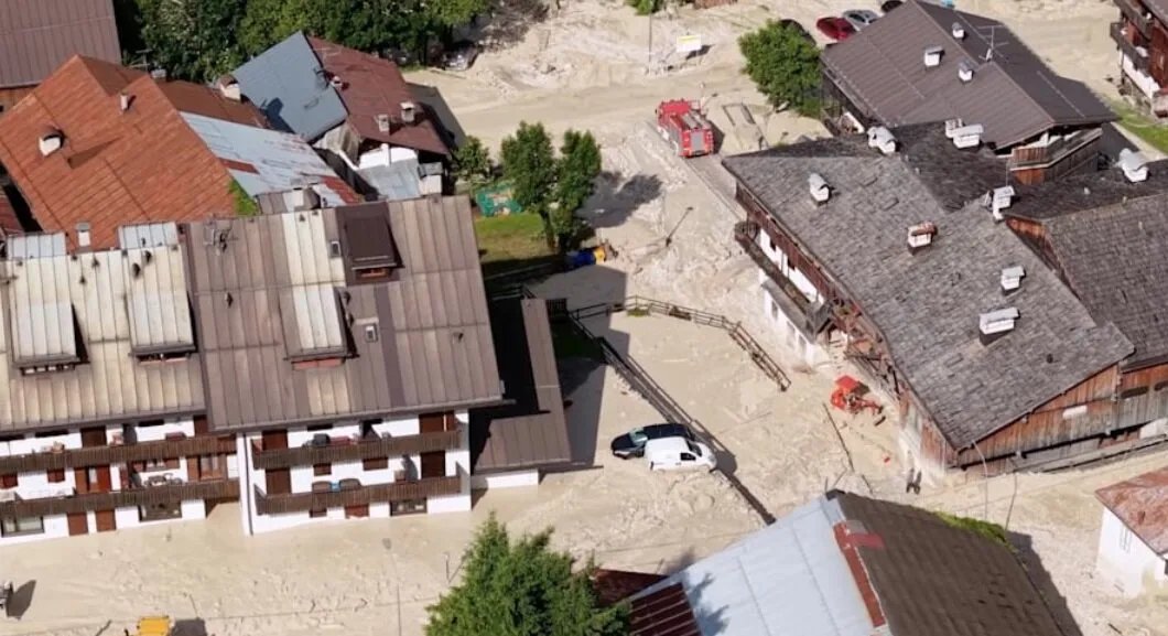 إيطاليا تحت الصدمة: انهيار أرضي مدمر يعزل بلدة ويذكر بمأساة سابقة