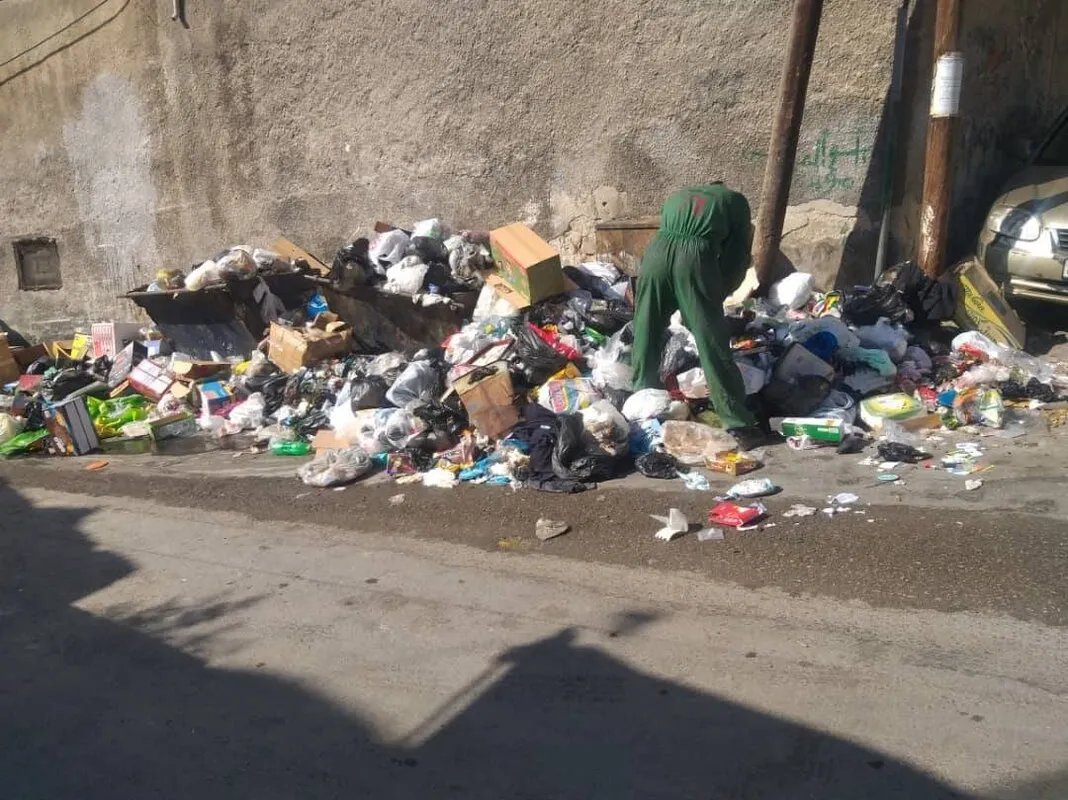 أزمة نفايات خانقة تخنق أحياء دمشق وريفها: شكاوى متصاعدة وتجاهل المسؤولين!