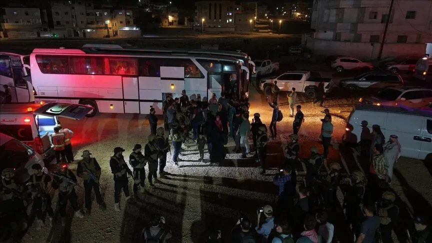 إجلاء جماعي: 43 عائلة سورية تعود إلى حلب من مخيم الهول في عملية إنسانية