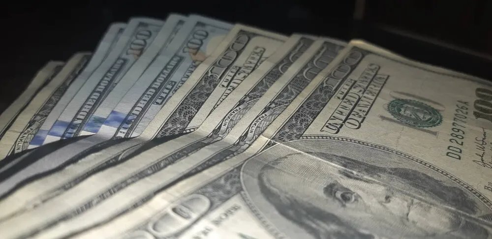 تقلبات حادة في سوق دمشق: الدولار يعاود الارتفاع بعد انخفاض مؤقت