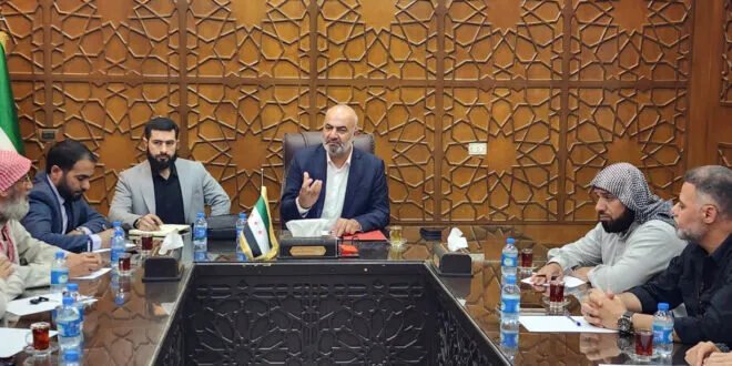 محافظ دير الزور يناقش مع وجهاء المدينة التحديات الأمنية وسبل تعزيز الاستقرار