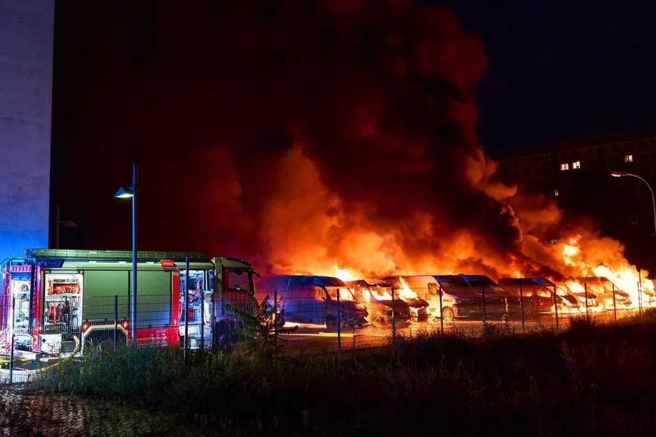 برلين تحت اللهيب: حرائق متعمدة تستهدف عشرات السيارات.. والتحقيقات جارية