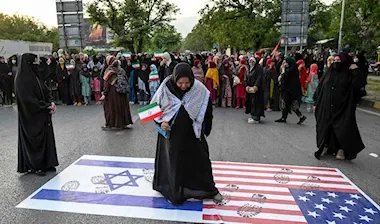 واشنطن تُصعّد اللهجة وتدرس خيارات عسكرية ضد إيران: هل تتدخل أمريكا مباشرة؟