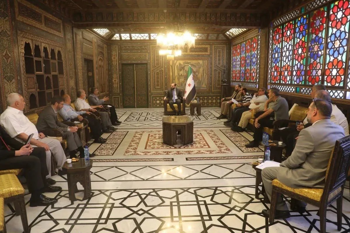 محافظ دمشق يستمع إلى أهالي المزة ويناقش حلولاً لتحديات مشروعي ماروتا وباسيليا