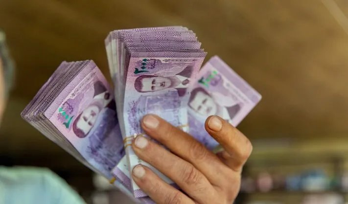 تذبذب مستمر: أسعار الدولار واليورو والذهب في السوق السوداء السورية اليوم 18 يونيو 2025