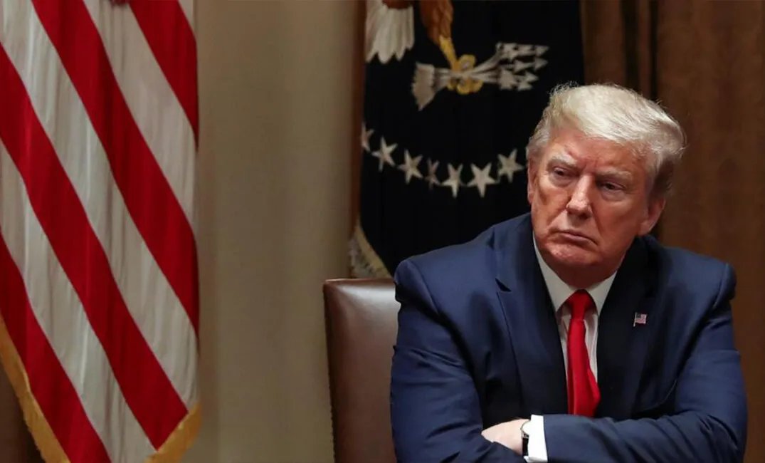 ترامب يلوح بضربة عسكرية لإيران ويمنحها "فرصة أخيرة".. طهران تتمسك بالدبلوماسية