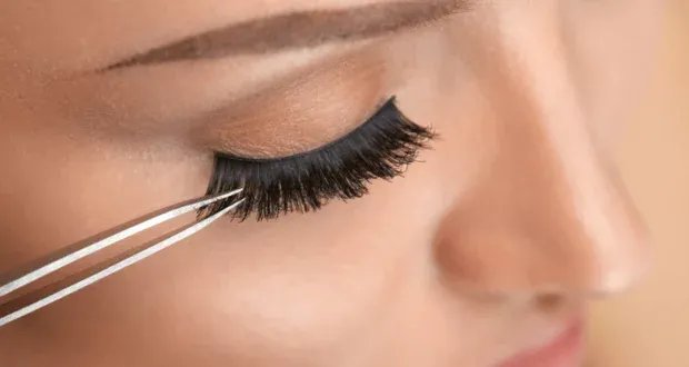 الرموش الاصطناعية: جمال مؤقت أم خطر دائم على عينيك؟