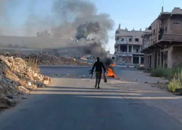 أهالي درعا المحطة يغلقون الطرق احتجاجاً على اعتقال شابين وسط تهديدات بالتصعيد