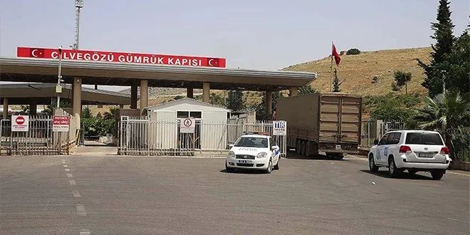 تركيا تفتح أبوابها براً للقادمين من سوريا بعد تعليق الرحلات الجوية