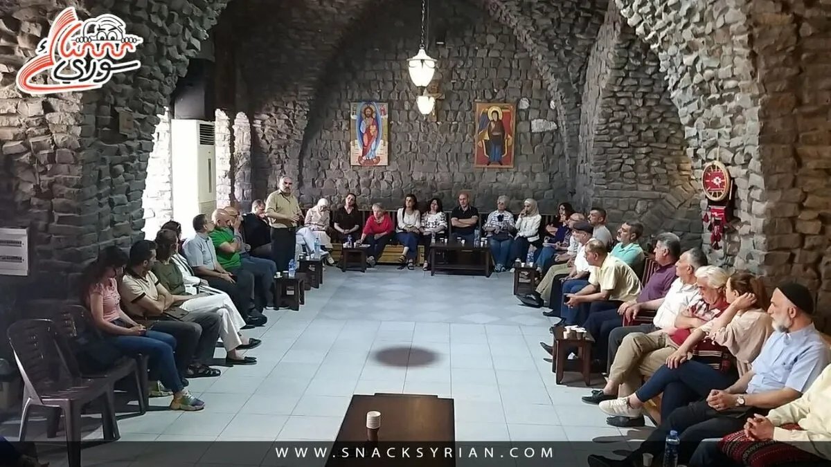 حوار في حمص: مثقفون ونشطاء يبحثون مستقبل سوريا ودور المواطن في إعادة البناء