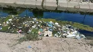 اتهامات لمسؤولي النظام في دير الزور بتجاهل أزمة تراكم النفايات حول نهر الفرات