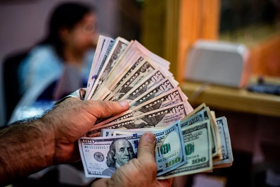 استقرار نسبي للدولار في السوق السوداء السورية: نظرة على أسعار الصرف الرئيسية مساء الخميس