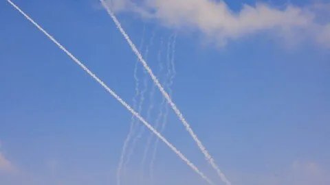 تصعيد خطير: الحرس الثوري الإيراني يستهدف حيفا وتل أبيب بصواريخ ومسيرات.. ودفاعات جوية تتصدى "لأهداف معادية" فوق طهران