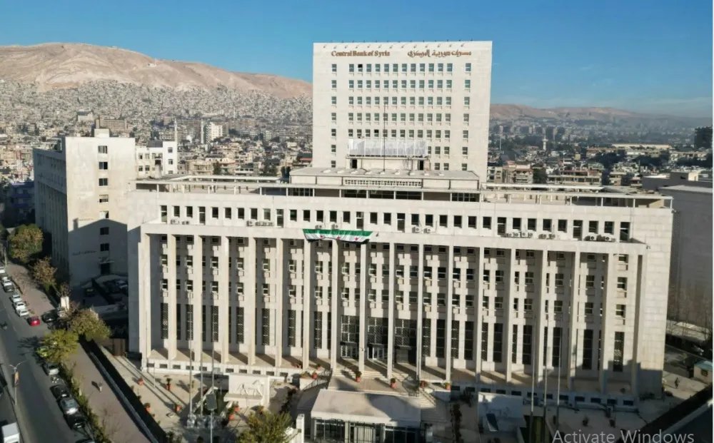 المصرف المركزي السوري يخطو خطوات نحو الانفتاح: أول تحويل دولي عبر سويفت ودعوة للبنوك الأمريكية