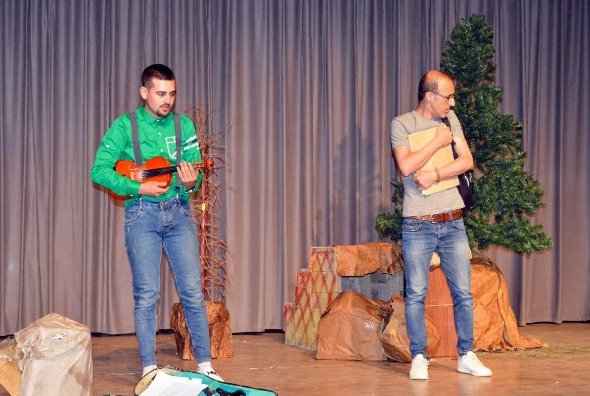 في طرطوس: مسرحية "رؤوس أحلام" تجمع الخيال بالواقع وتلامس قضايا الشباب المؤجلة