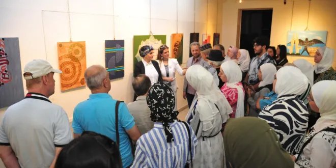 أماني مسكة تعرض "فوضى أنيقة": الحرف العربي يتألق في معرض فني بدمشق