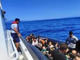 تركيا تنقذ 20 مهاجراً كانوا في قارب متعطل قبالة سواحلها