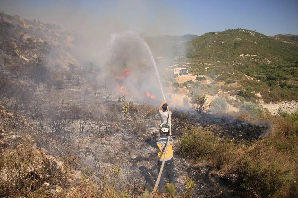 السيطرة على حرائق واسعة في ريف اللاذقية بعد جهود مضنية