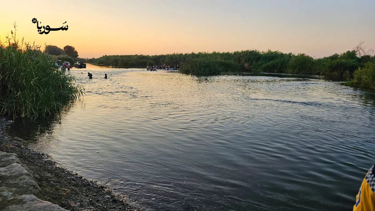 مع اشتداد الحر وانقطاع الكهرباء: نهر الفرات ملجأ أهالي دير الزور ومخاوف من الغرق
