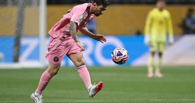 ميسي يكشف تفاصيل علاقته برونالدو: احترام متبادل وتنافس شريف في الملعب