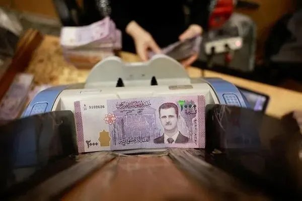 تحديث فوري: أسعار صرف الدولار واليورو والذهب مقابل الليرة السورية في السوق السوداء اليوم الجمعة 20 يونيو 2025