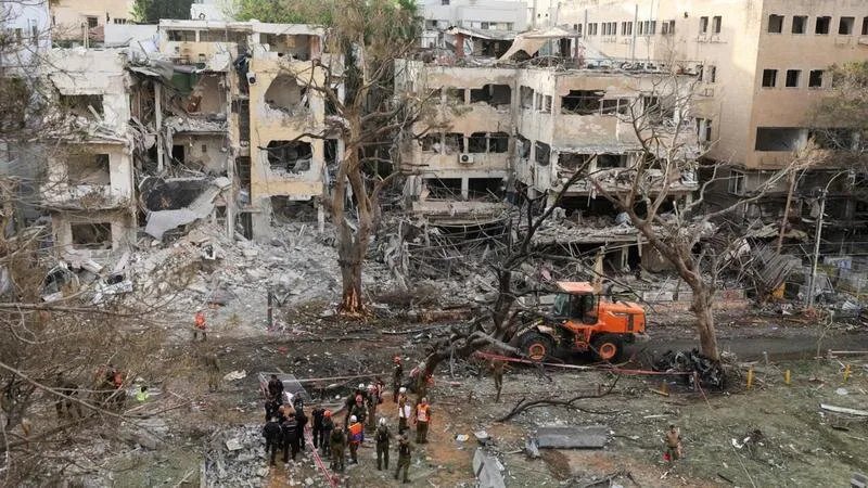 إيران تطلق صواريخ على إسرائيل: أنباء عن إصابات وخامنئي يتوعد