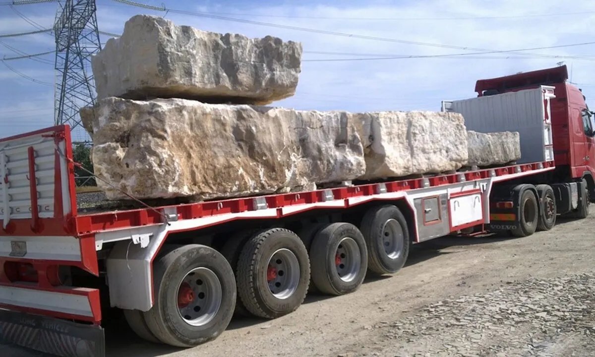 استياء في الرحيبة من فرض رسوم جديدة على نقل الحجر: هل تعود الإتاوات؟