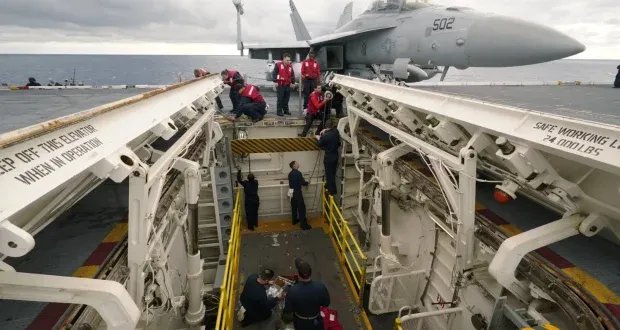 تعزيز الوجود العسكري: حاملة طائرات أمريكية ثالثة في طريقها إلى الشرق الأوسط وسط تصاعد التوترات