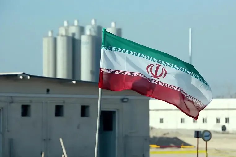 إيران تنفي وجود أي تلوث إشعاعي بعد الضربات الأمريكية على منشآت نووية