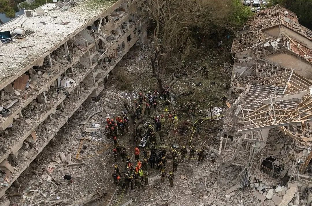 تصعيد خطير: إيران تطلق عشرات الصواريخ الباليستية على إسرائيل بعد ضربة أمريكية محتملة