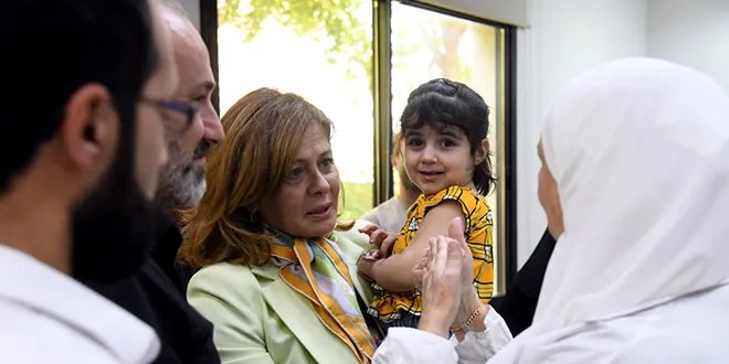 وزيرة الشؤون الاجتماعية تتفقد منظمة "آمال" وتستمع إلى قصص أطفال يستعيدون السمع