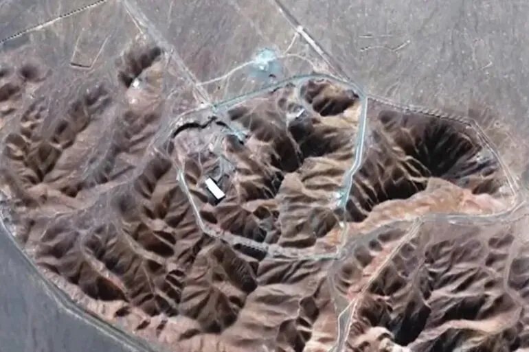 تقرير: إيران تنقل معظم اليورانيوم عالي التخصيب من فوردو قبل ضربة أمريكية محتملة