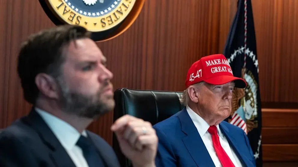 من غرفة العمليات السرية: ترامب يتابع الضربة الجوية على إيران وسط خلافات مستشاريه