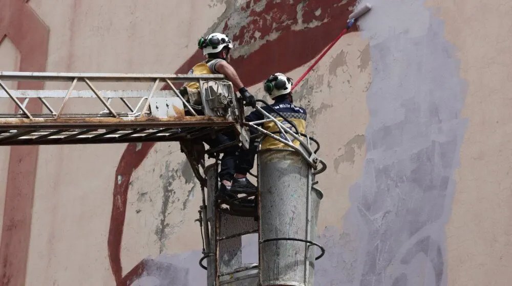 الخوذ البيضاء تطلق حملة لإزالة شعارات الأسد وإعادة أمل جديد لشوارع حلب