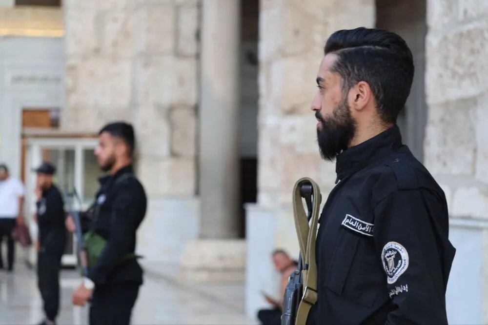 حمص: قرار أمني بمنع اللثام لتعزيز الأمن ومكافحة استغلاله في الجريمة