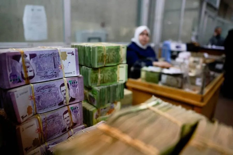 خبراء اقتصاديون يحللون تداعيات مرسومي زيادة الرواتب في سوريا