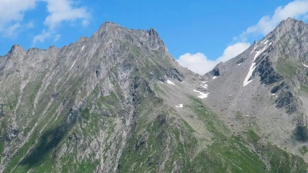 فاجعة في جبال الألب: مصرع شابة ألمانية إثر سقوط مميت من ارتفاع شاهق