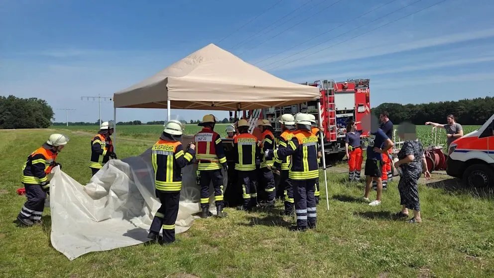 في ألمانيا: إنقاذ أطفال من سيارة مغلقة في يوم حار أثناء قطف والديهم الفراولة